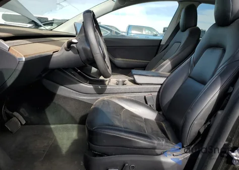 2021 Tesla Model Y z USA, uszkodzony, nr VIN 5YJYGDEE0MF099338